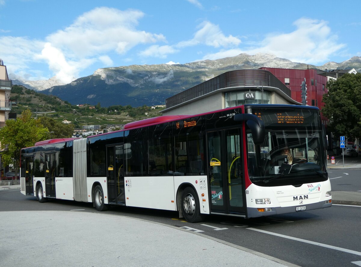 (255'483) - PostAuto Wallis - Nr. 61/VS 26'738/PID 5096 - MAN (ex Lathion, Sion Nr. 61) am 23. September 2023 beim Bahnhof Sion