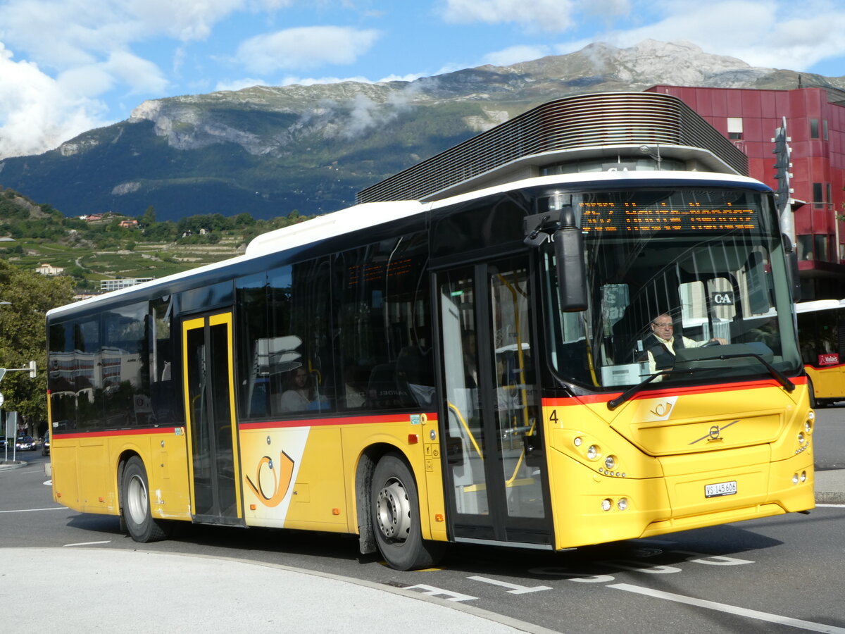 (255'486) - Lathion, Sion - Nr. 4/VS 145'606/PID 10'998 - Volvo am 23. September 2023 beim Bahnhof Sion