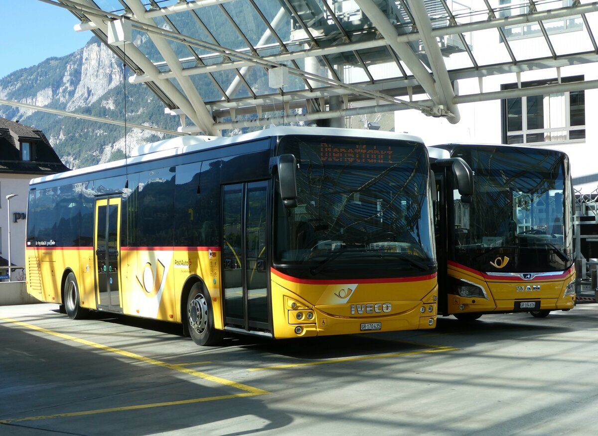 (255'582) - PostAuto Graubnden - GR 170'435/PID 11'311 - Iveco am 26. September 2023 in Chur, Postautostation