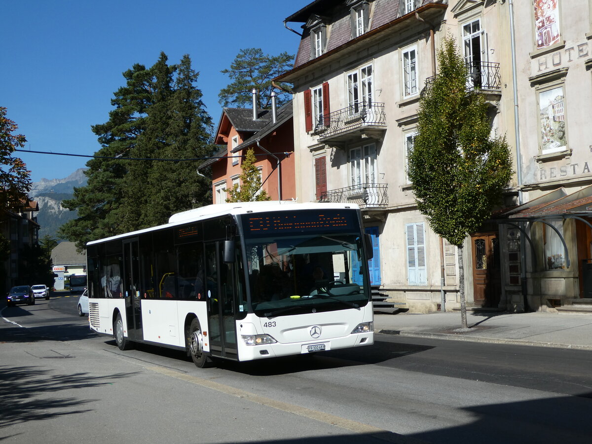 (255'815) - Intertours, Domdidier - Nr. 483/FR 300'483 - Mercedes (ex PostAuto Bern Nr. 2/PID 4559; ex Klopfstein, Laupen Nr. 2) am 2. Oktober 2023 in Meiringen, Bahnhofstrasse