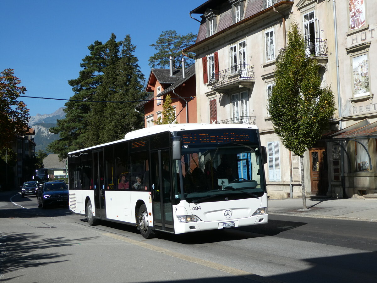 (255'816) - Intertours, Domdidier - Nr. 484/FR 300'484 - Mercedes (ex PostAuto Bern Nr. 1/PID 4561; ex Klopfstein, Laupen Nr. 1) am 2. Oktober 2023 in Meiringen, Bahnhofstrasse