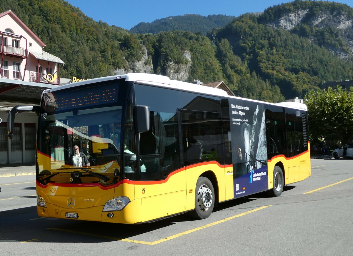 (255'818) - Flck, Brienz - Nr. 23/BE 868'723/PID 11'528 - Mercedes am 2. Oktober 2023 in Meiringen, Postautostation