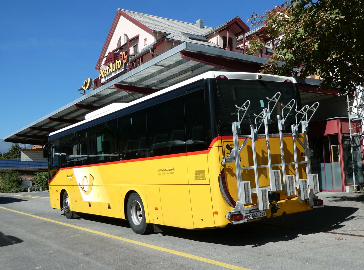 (255'825) - Flck, Brienz - Nr. 25/BE 868'725/PID 11'594 - Iveco am 2. Oktober 2023 in Meiringen, Postautostation