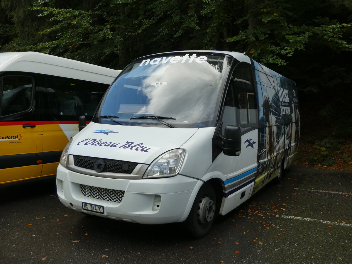 (256'098) - L'Oiseau Bleu, Sierre - VS 77'470 - Irisbus/Rosero am 14. Oktober 2023 in Blausee-Mitholz, Blausee