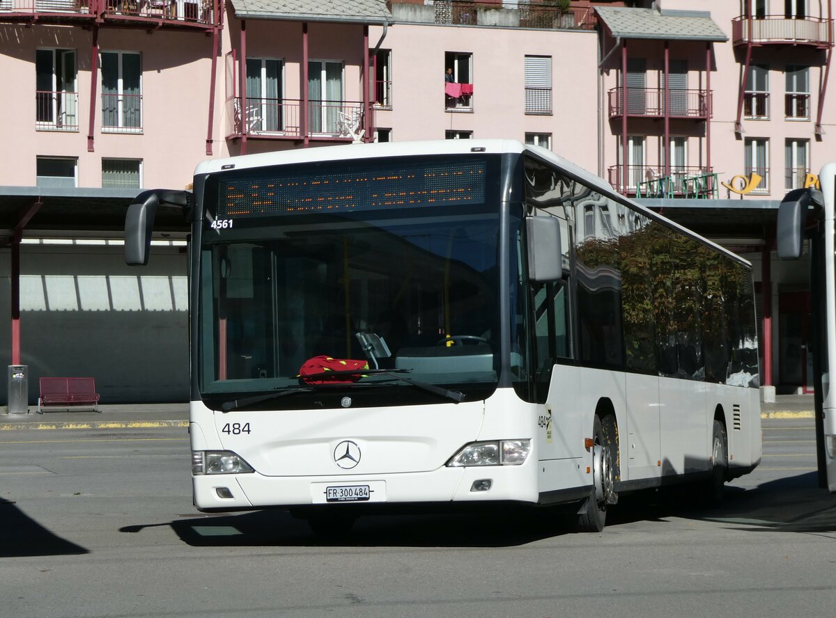 (256'122) - Intertours, Domdidier - Nr. 484/FR 300'484 - Mercedes (ex PostAuto Bern Nr. 1/PID 4561; ex Klopfstein, Laupen Nr. 1) am 16. Oktober 2023 beim Bahnhof Meiringen