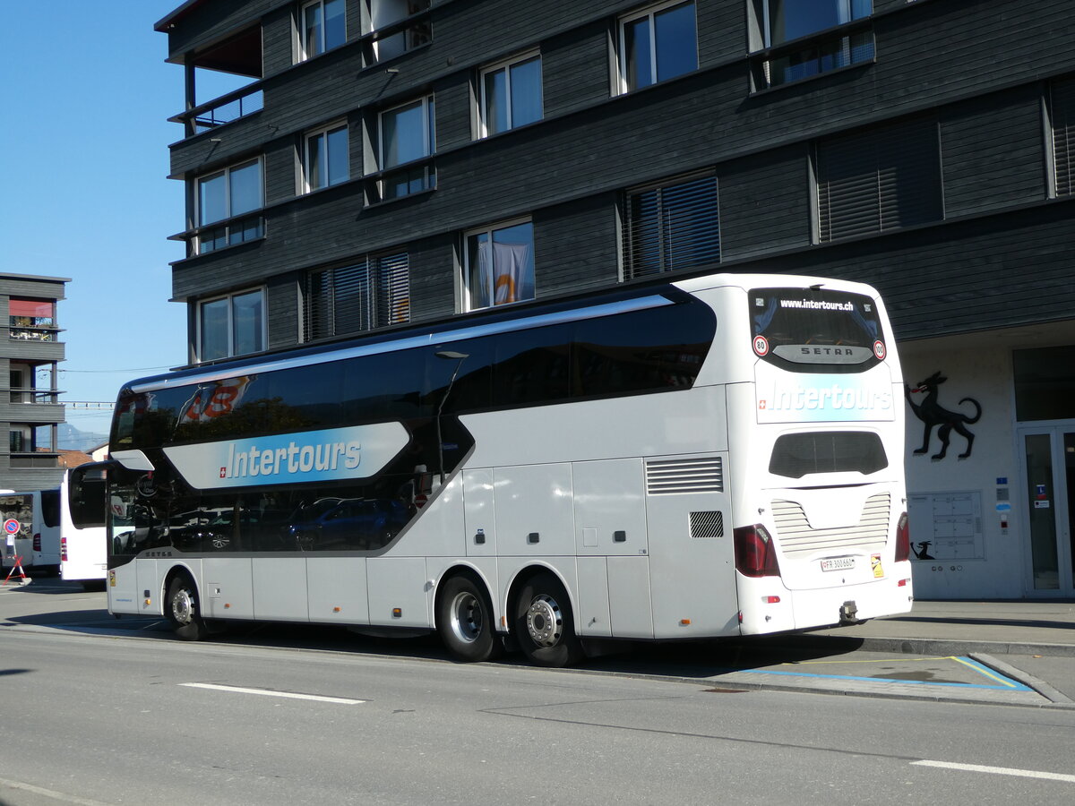 (256'126) - Intertours, Domdidier - FR 300'660 - Setra am 16. Oktober 2023 beim Bahnhof Giswil