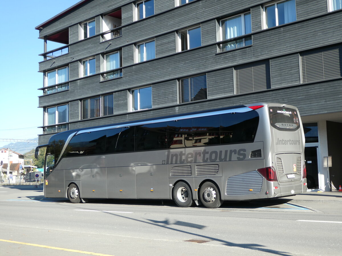 (256'134) - Intertours, Domdidier - FR 300'493 - Setra am 16. Oktober 2023 beim Bahnhof Giswil