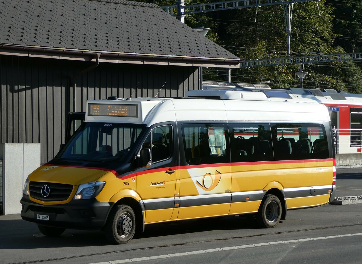 (256'142) - PostAuto Zentralschweiz - Nr. 205/OW 10'005/PID 10'531 - Mercedes (ex Dillier, Sarnen Nr. 15) am 16. Oktober 2023 beim Bahnhof Giswil