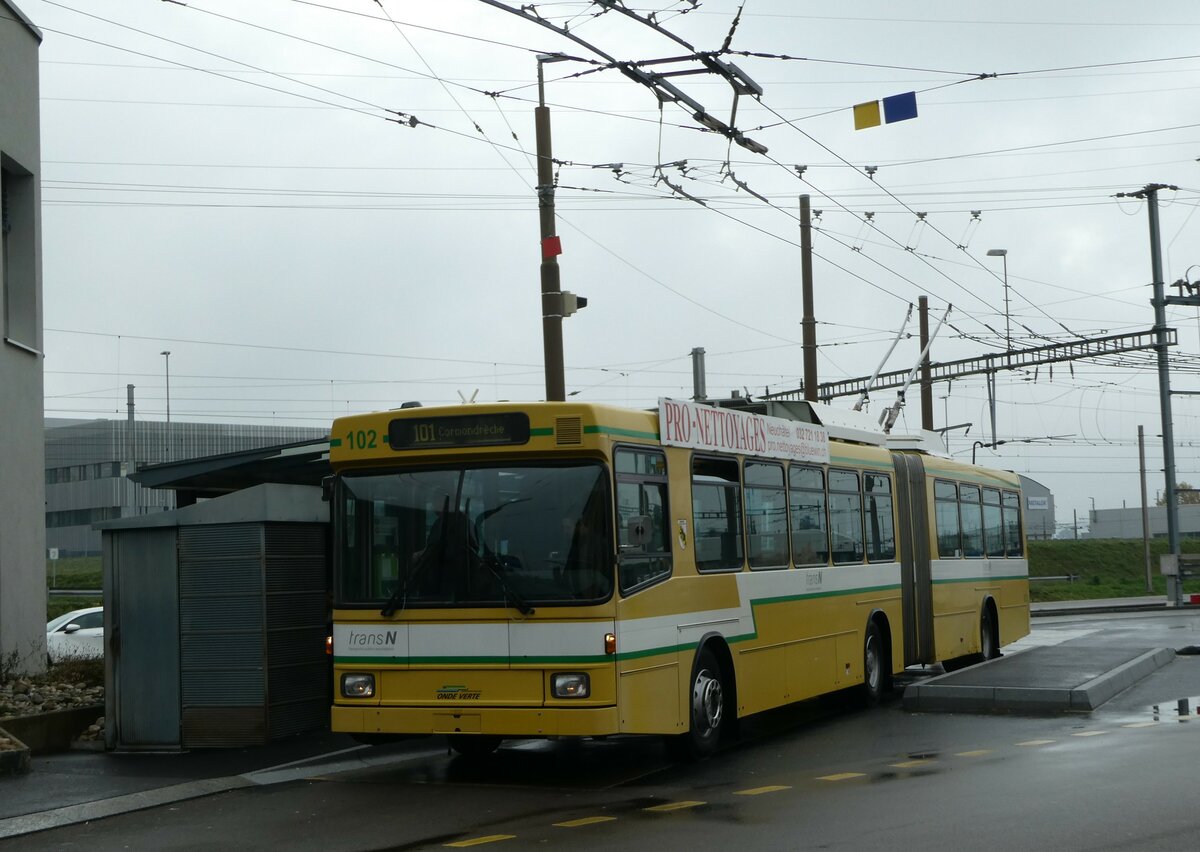 (256'187) - transN, La Chaux-de-Fonds - Nr. 102 - NAW/Hess Gelenktrolleybus (ex TN Neuchtel Nr. 102) am 19. Oktober 2023 beim Bahnhof Marin-pagnier