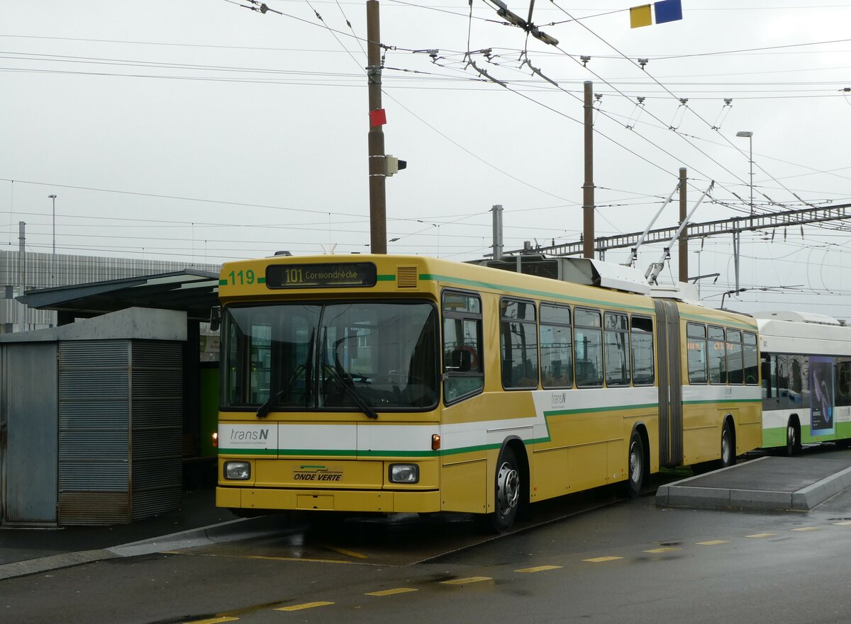 (256'193) - transN, La Chaux-de-Fonds - Nr. 119 - NAW/Hess Gelenktrolleybus (ex TN Neuchtel Nr. 119) am 19. Oktober 2023 beim Bahnhof Marin-pagnier