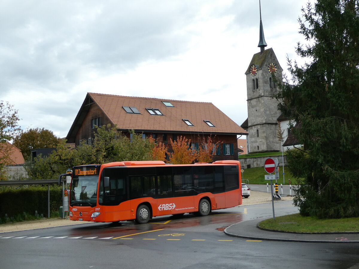 (256'405) - RBS Worblaufen - Nr. 217/BE 800'217 - Mercedes am 26. Oktober 2023 in Messen, Dorfplatz