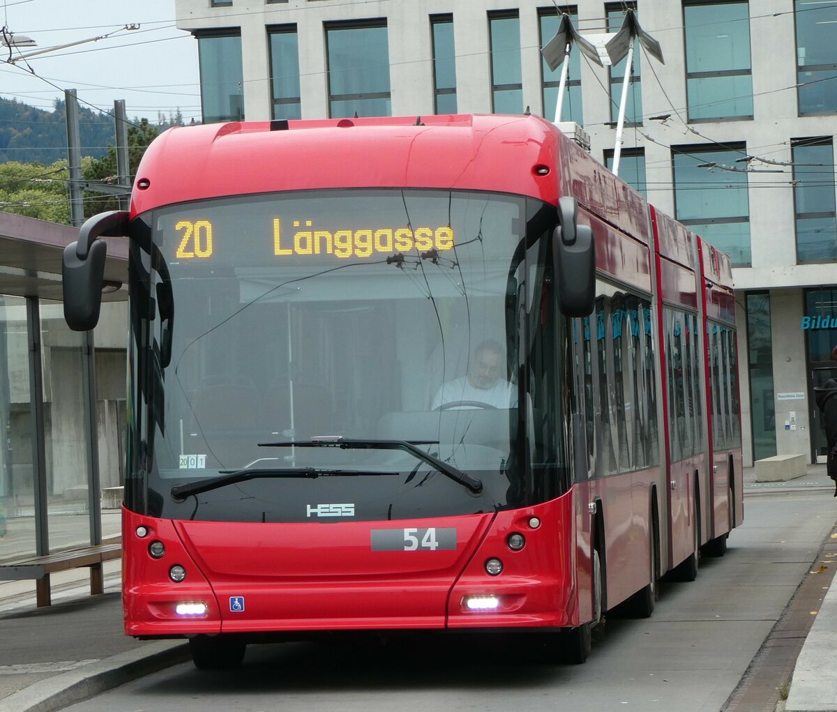 (256'434) - Bernmobil, Bern - Nr. 54 - Hess/Hess Doppelgelenktrolleybus am 26. Oktober 2023 beim Bahnhof Bern Wankdorf