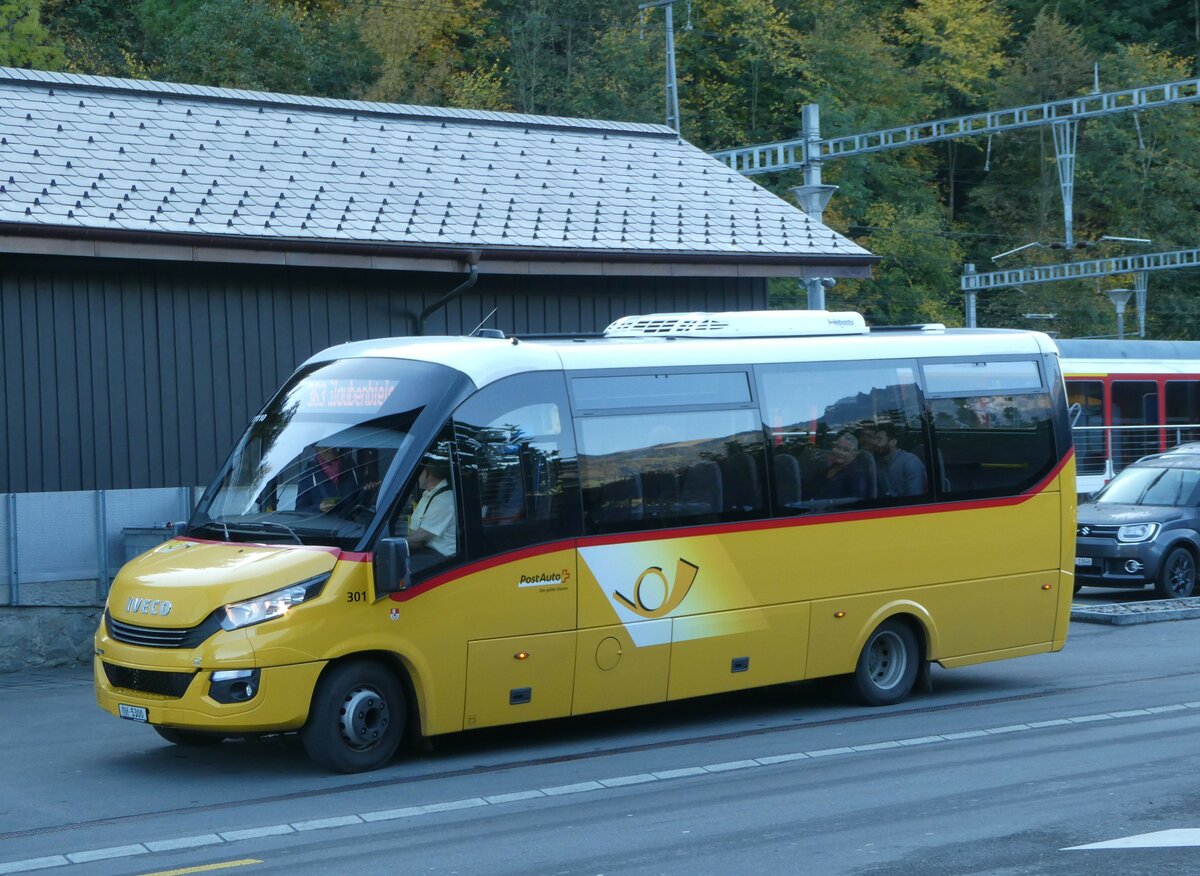 (256'455) - PostAuto Zentralschweiz - Nr. 301/OW 5300/PID 11'110 - Iveco/Rosero (ex HW Kleinbus, Giswil) am 28. Oktober 2023 beim Bahnhof Giswil