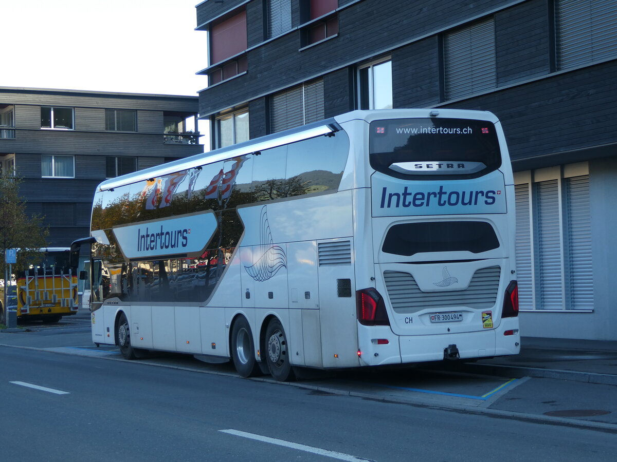 (256'458) - Intertours, Domdidier - FR 300'494 - Setra am 28. Oktober 2023 beim Bahnhof Giswil