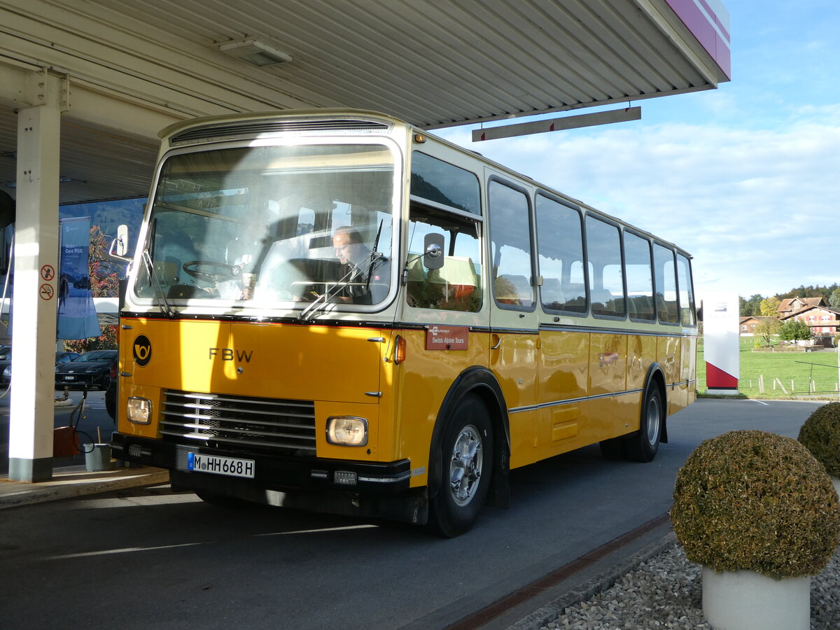 (256'518) - Aus Deutschland: Hahn, Mnchen - M-HH 668H - FBW/FHS (ex Michels, Schmallenberg; ex FRAM Drachten/NL Nr. 5; ex P 24'184) am 28. Oktober 2023 in Sand, Avia-Tankstelle