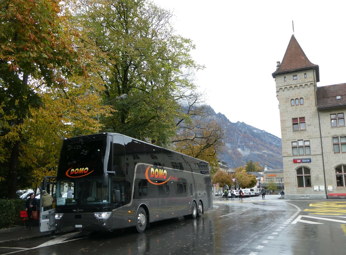 (256'568) - Domo, Glattbrugg - SG 221'027 - Van Hool am 31. Oktober 2023 beim Bahnhof Glarus