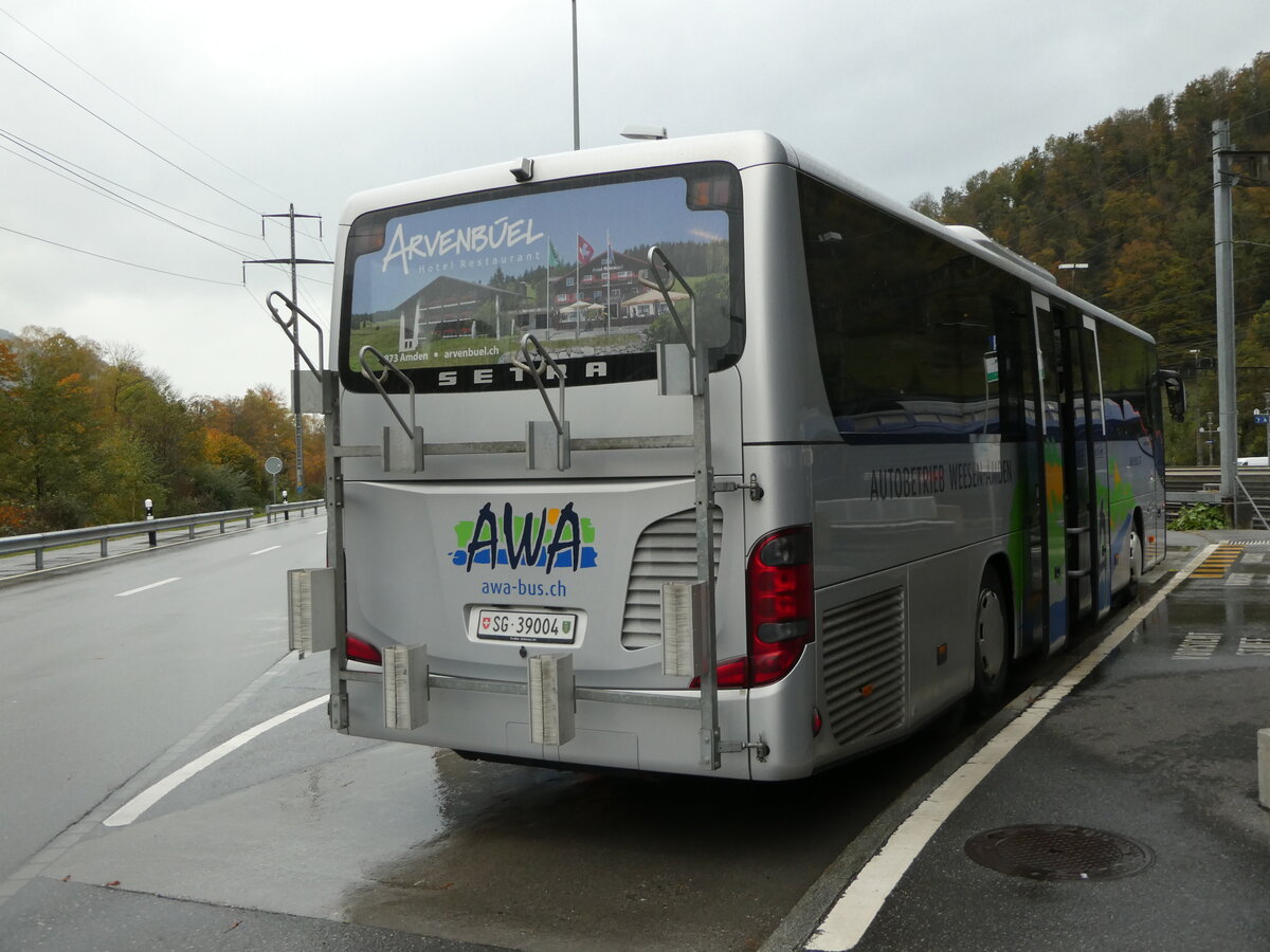 (256'616) - AWA Amden - Nr. 4/SG 39'004 - Setra am 31. Oktober 2023 beim Bahnhof Ziegelbrcke