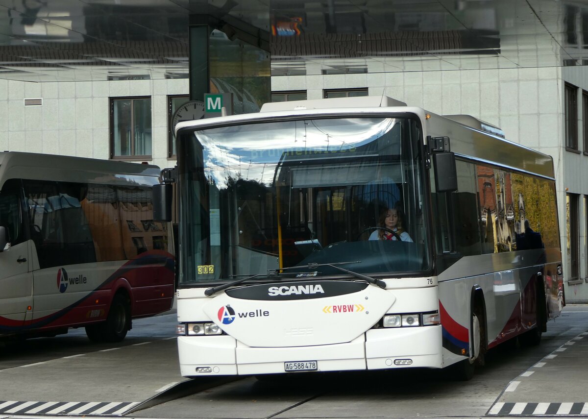 (256'767) - RVBW Wettingen - Nr. 76/AG 588'478 - Scania/Hess am 6. November 2023 beim Bahnhof Baden