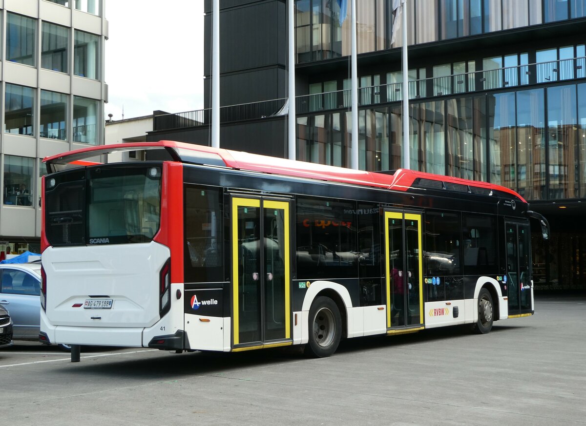 (256'779) - RVBW Wettingen - Nr. 41/AG 479'188 - Scania am 6. November 2023 beim Bahnhof Baden