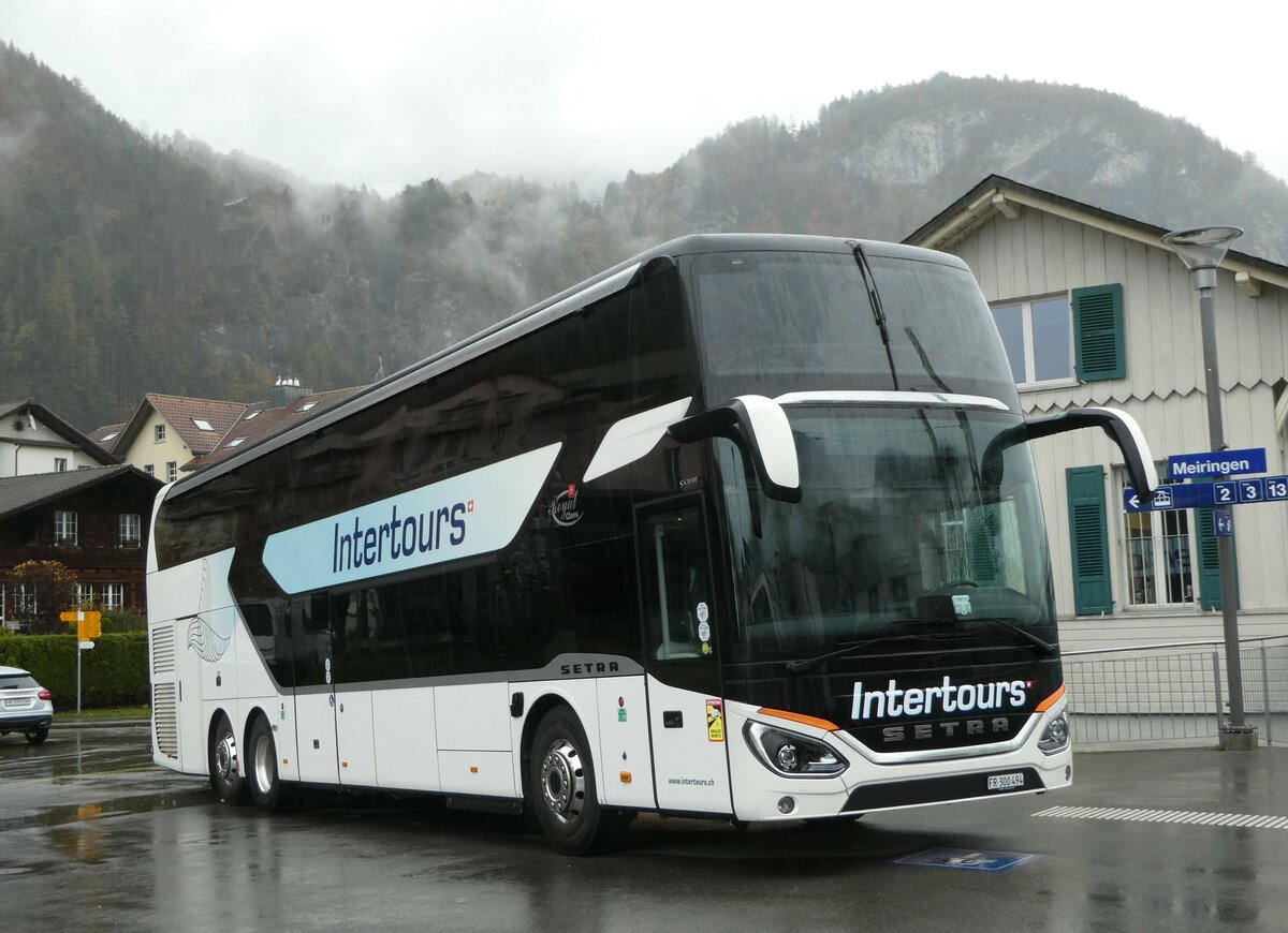 (256'831) - Intertours, Domdidier - FR 300'494 - Setra am 10. November 2023 beim Bahnhof Meiringen