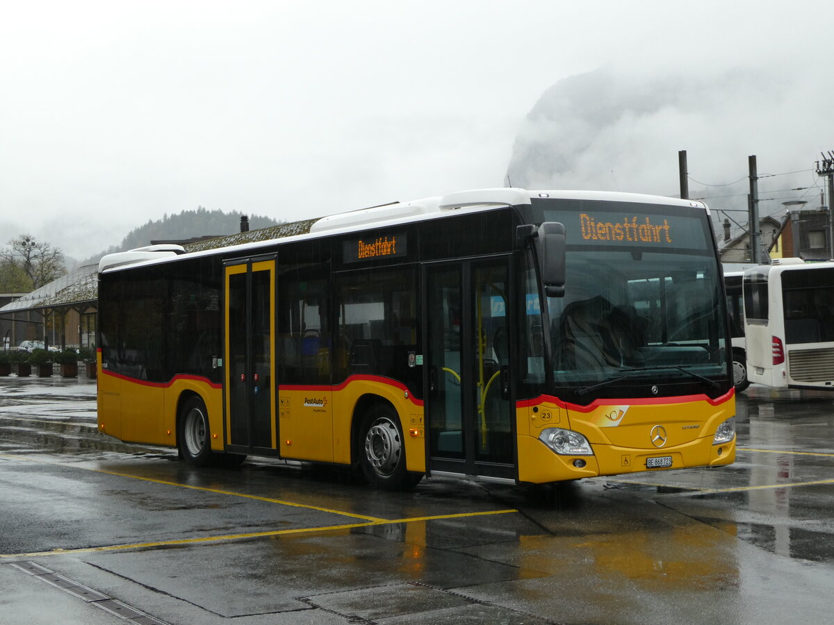 (256'834) - Flck, Brienz - Nr. 23/BE 868'723/PID 11'528 - Mercedes am 10. November 2023 in Meiringen, Postautostation 