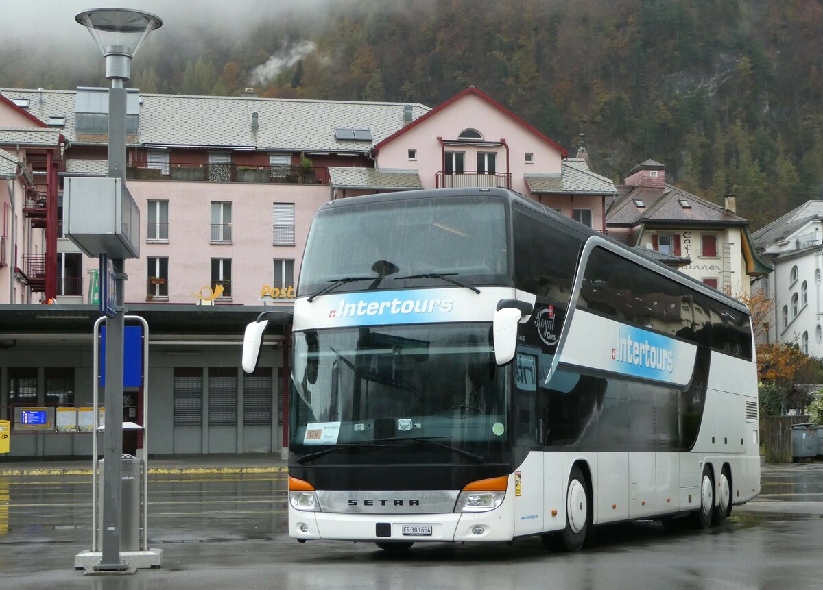 (256'838) - Intertours, Domdidier - FR 300'654 - Setra am 10. November 2023 beim Bahnhof Meiringen