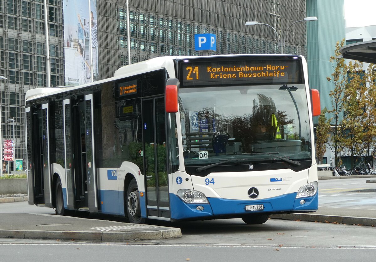 (256'893) - VBL Luzern - Nr. 94/LU 15'728 - Mercedes am 10. November 2023 beim Bahnhof Luzern