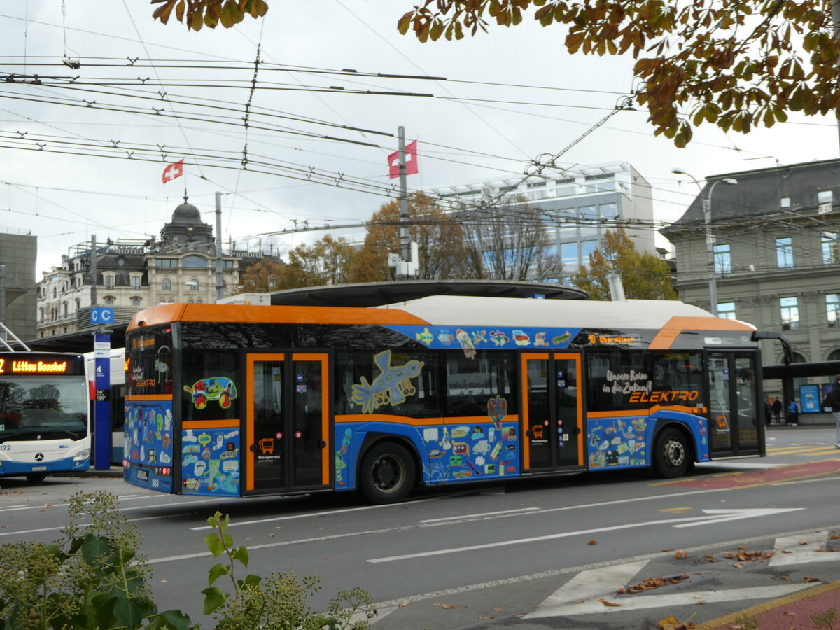 (256'899) - VBL Luzern - Nr. 353/LU 15'018 - Solaris am 10. November 2023 beim Bahnhof Luzern