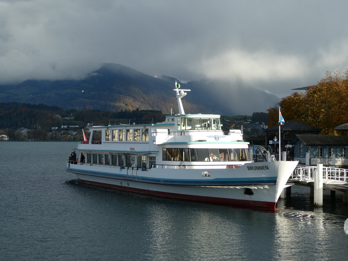 (256'907) - Motorschiff Brunnen am 10. November 2023 an der Lndte beim Bahnhof Luzern