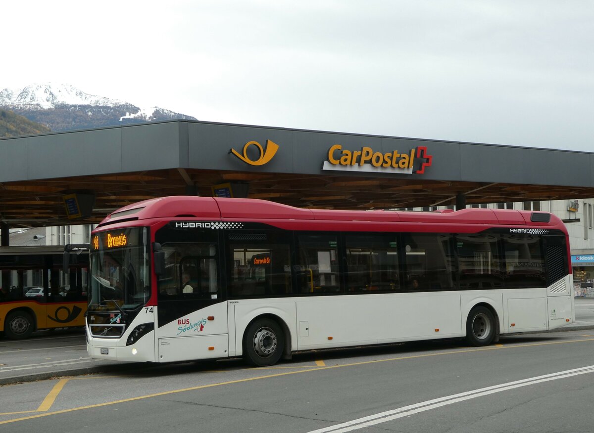 (257'030) - PostAuto Wallis - Nr. 74/VS 420'832/PID 10'001 - Volvo am 16. November 2023 beim Bahnhof Sion