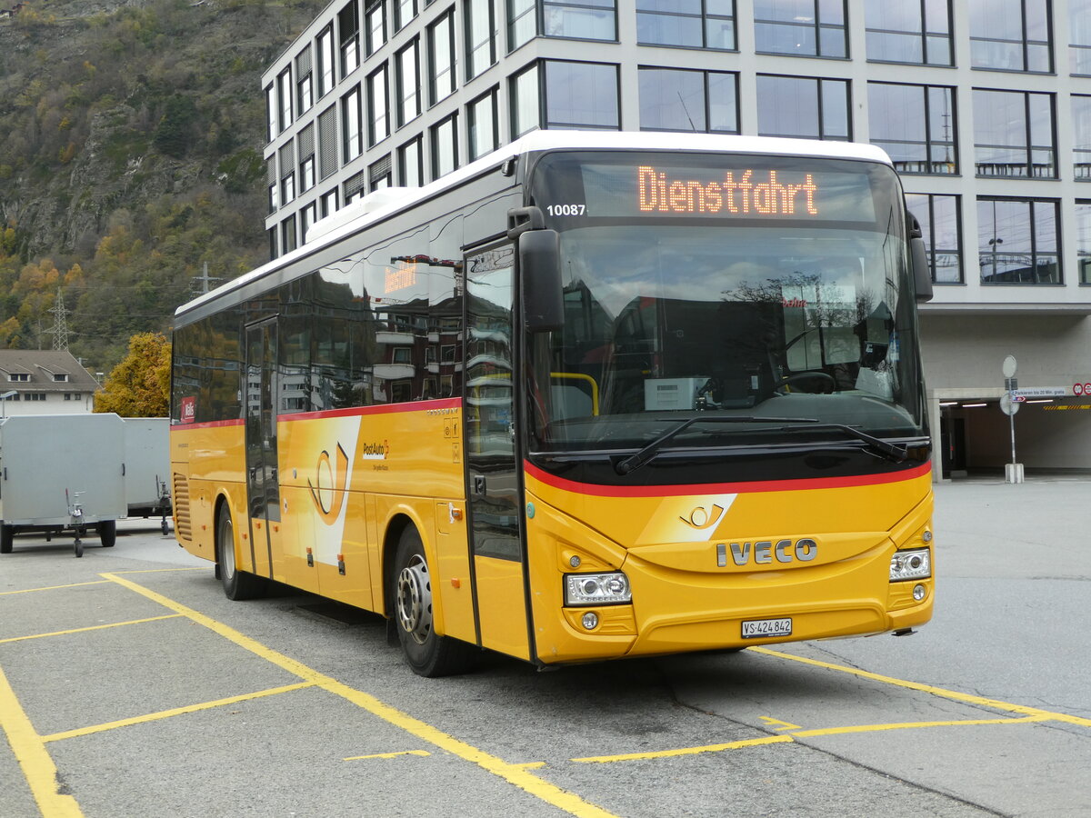 (257'050) - PostAuto Wallis - VS 424'842/PID 10'087 - Iveco am 16. November 2023 beim Bahnhof Brig