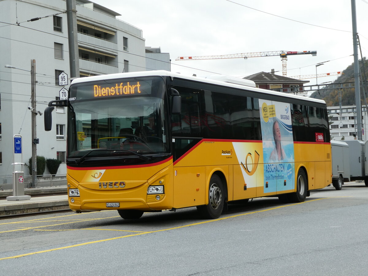 (257'051) - PostAuto Wallis - VS 424'842/PID 10'087 - Iveco am 16. November 2023 beim Bahnhof Brig