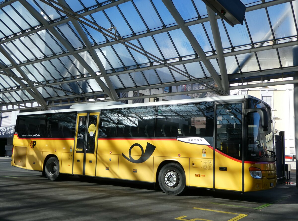 (257'198) - PostAuto Graubnden - GR 179'710/PID 11'300 - Setra am 20. November 2023 in Chur, Postautostation