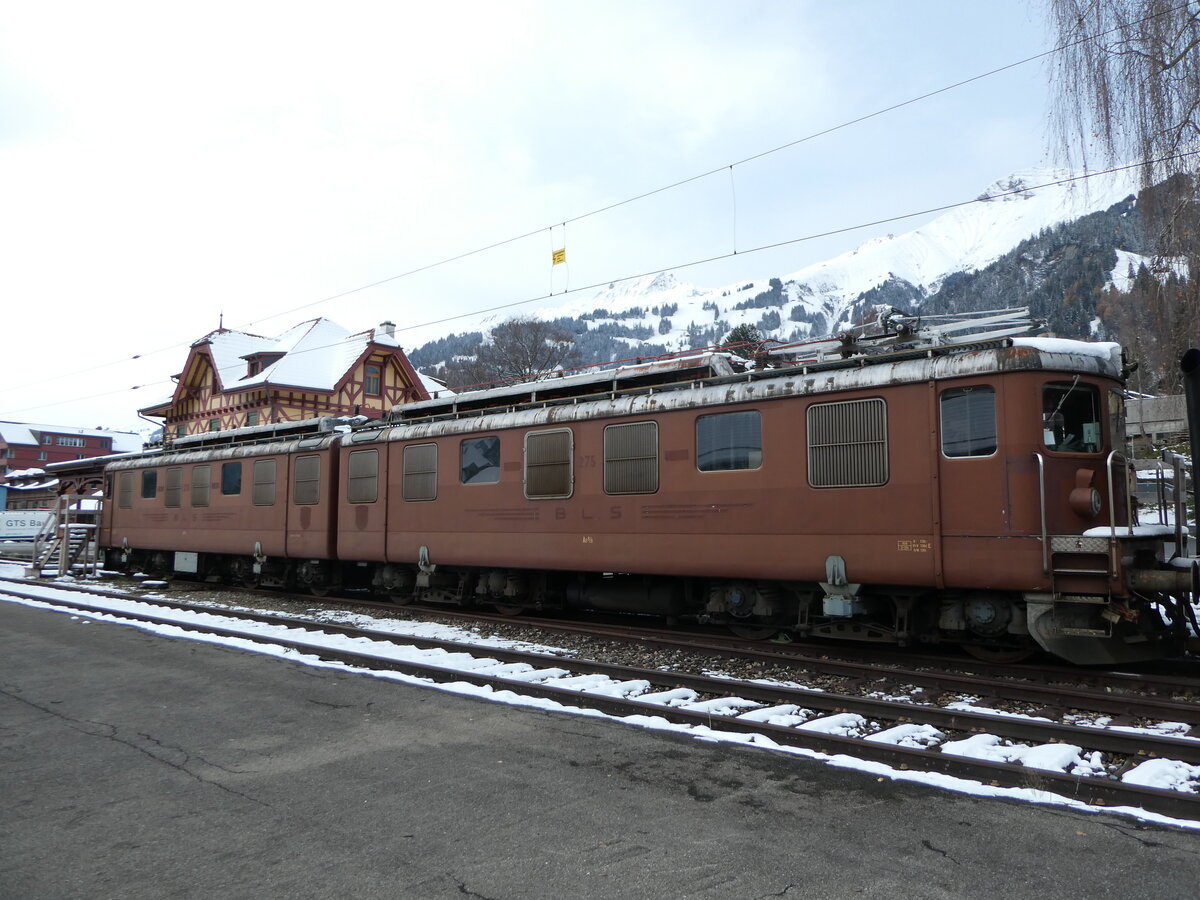 (257'250) - BLS-Doppellokomotive Muni - Nr. 275 - am 27. November 2023 im alten Bahnhof Frutigen