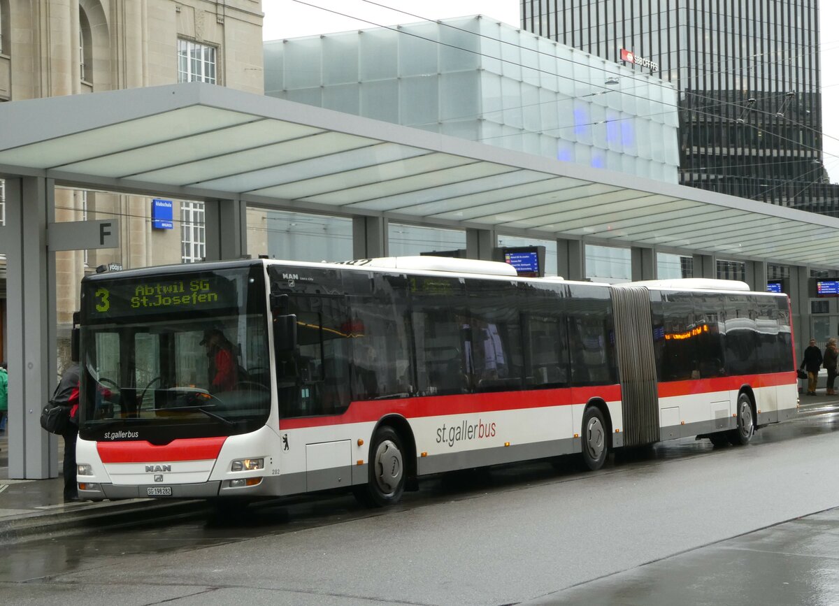 (257'285) - St. Gallerbus, St. Gallen - Nr. 282/SG 198'282 - MAN am 28. November 2023 beim Bahnhof St. Gallen