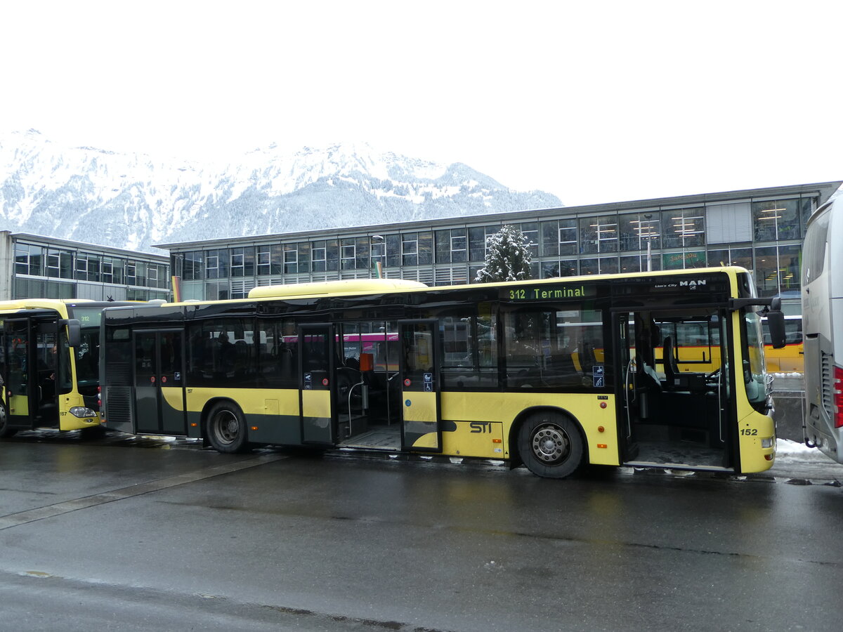 (257'411) - STI Thun - Nr. 152/BE 801'152 - MAN am 4. Dezember 2023 beim Bahnhof Interlaken Ost