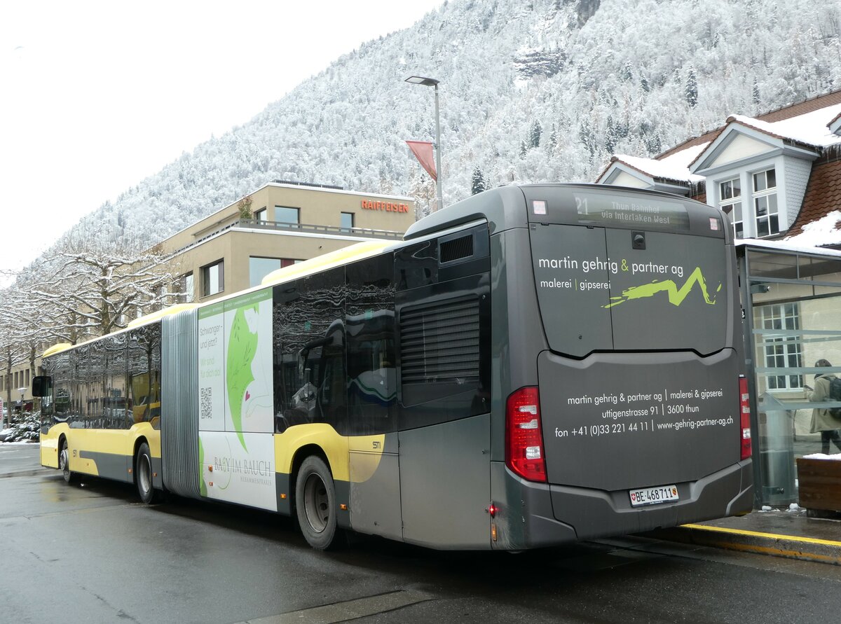 (257'417) - STI Thun - Nr. 711/BE 468'711 - Mercedes am 4. Dezember 2023 beim Bahnhof Interlaken Ost