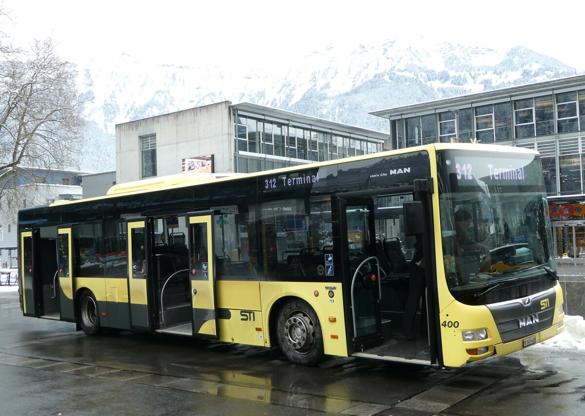 (257'444) - STI Thun - Nr. 400/BE 849'400 - MAN am 4. Dezember 2023 beim Bahnhof Interlaken Ost