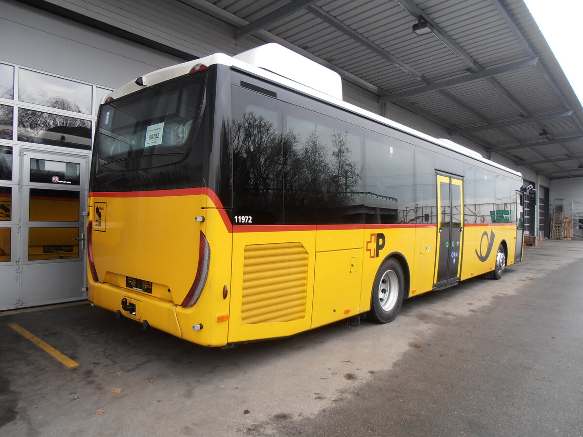 (257'508) - CarPostal Ouest - PID 11'972 - Iveco am 9. Dezember 2023 in Kerzers, Interbus