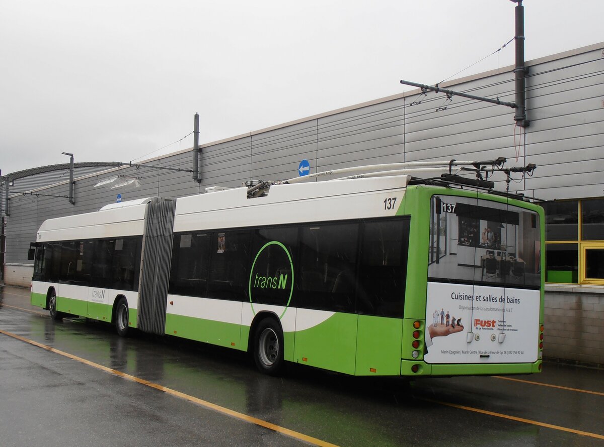 (257'527) - transN, La Chaux-de-Fonds - Nr. 137 - Hess/Hess Gelenktrolleybus (ex TN Neuchtel Nr. 137) am 11. Dezember 2023 in Marin, Dpt