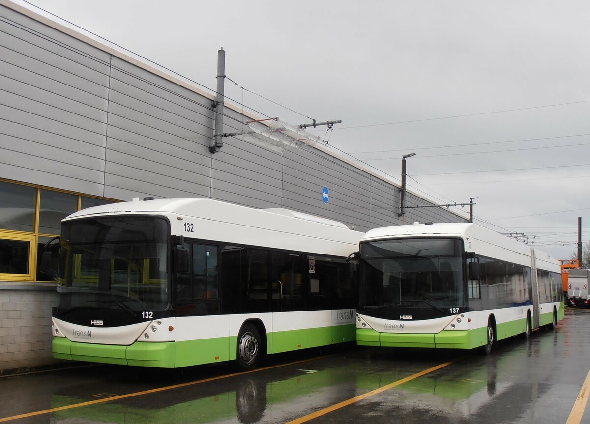 (257'529) - transN, La Chaux-de-Fonds - Nr. 132 - Hess/Hess Gelenktrolleybus (ex TN Neuchtel Nr. 132) (Teilaufnahme) + Nr. 137 - Hess/Hess Gelenktrolleybus (ex TN Neuchtel Nr. 137) am 11. Dezember 2023 in Marin, Dpt