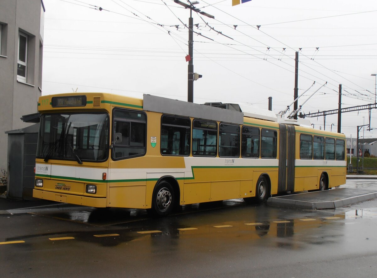 (257'535) - transN, La Chaux-de-Fonds - Nr. 117 - NAW/Hess Gelenktrolleybus (ex TN Neuchtel Nr. 117) am 11. Dezember 2023 beim Bahnhof Marin-pagnier