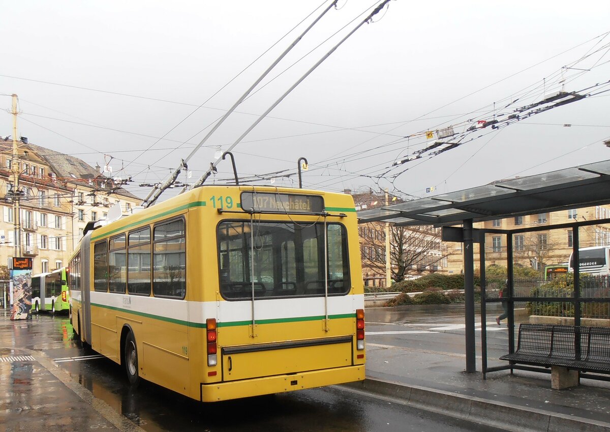 (257'585) - transN, La Chaux-de-Fonds - Nr. 119 - NAW/Hess Gelenktrolleybus (ex TN Neuchtel Nr. 119) am 11. Dezember 2023 in Neuchtel, Place Pury