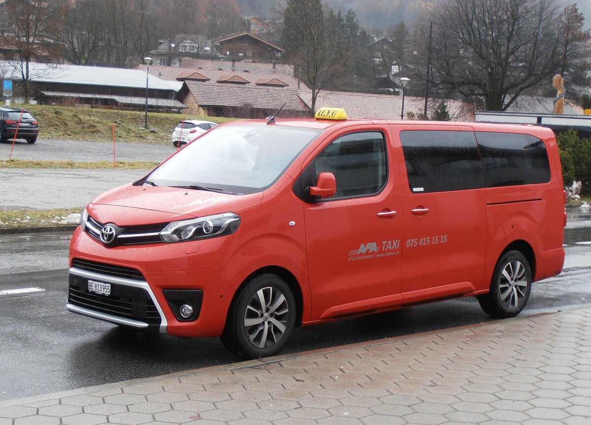 (257'614) - AFA Adelboden - BE 813'955 - Toyota am 12. Dezember 2023 beim Bahnhof Frutigen