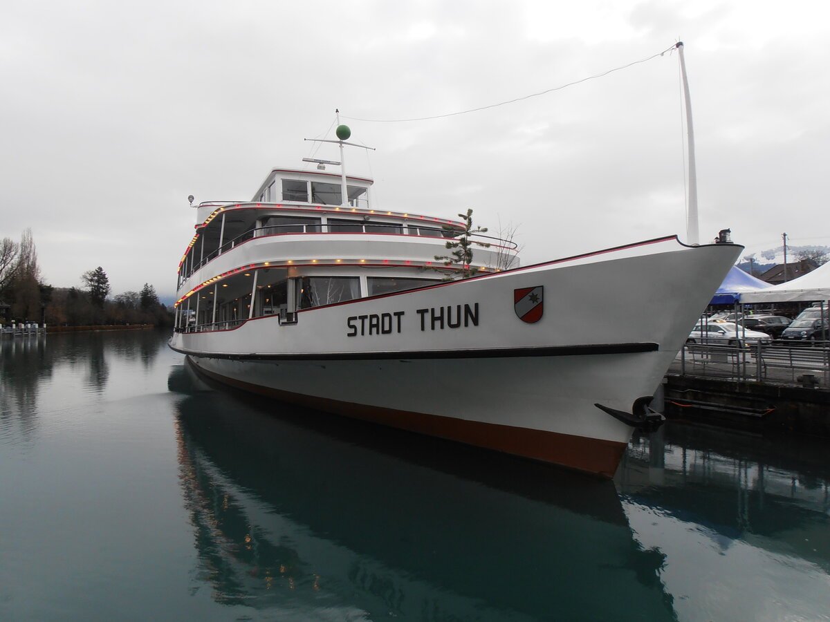 (257'624) - Motorschiff Stadt Thun am 14. Dezember 2023 an der Schifflndte Thun