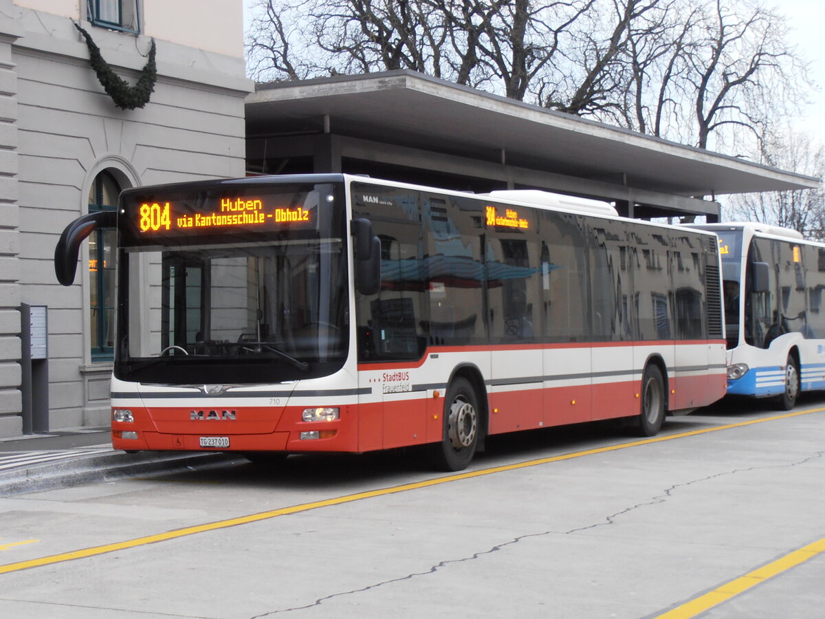 (257'652) - StadtBUS, Frauenfeld - Nr. 710/TG 237'010 - MAN (ex PostAuto Ostschweiz PID 10'034) am 15. Dezember 2023 beim Bahnhof Frauenfeld