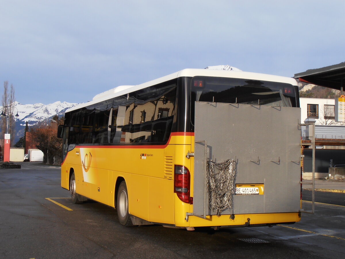 (257'942) - PostAuto Bern - BE 401'465/PID 4715 - Setra (ex AVG Meiringen Nr. 65) am 28. Dezember 2023 in Meiringen, Postautostation