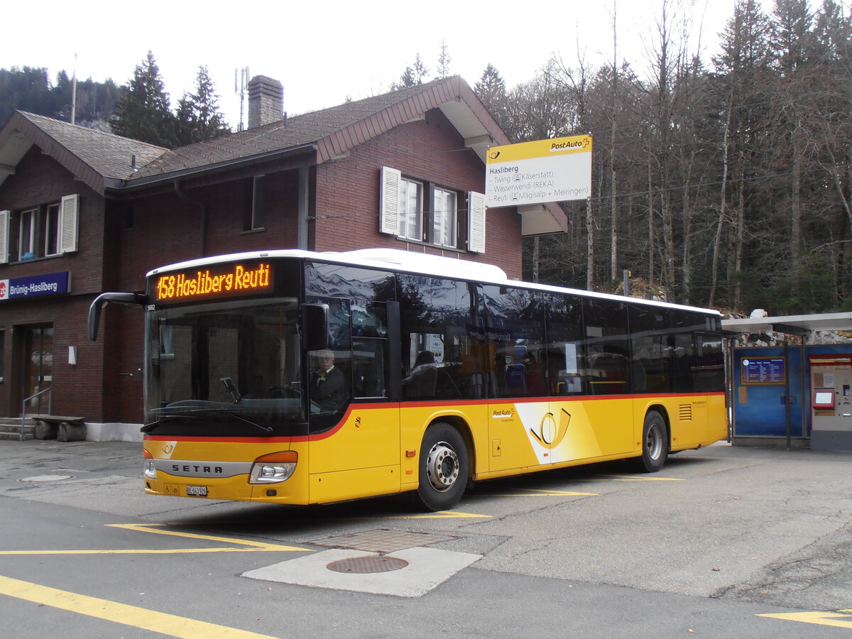 (257'944) - Flck, Brienz - Nr. 8/BE 643'926/PID 5682 - Setra am 28. Dezember 2023 auf dem Brnigpass