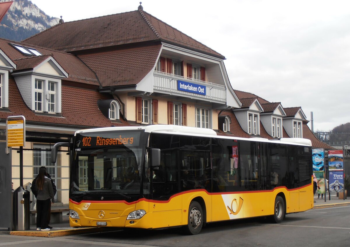 (258'001) - PostAuto Bern - BE 403'166/PID 11'682 - Mercedes (ex BE 653'384) am 29. Dezember 2023 beim Bahnhof Interlaken Ost