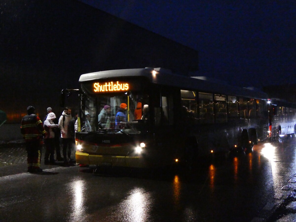 (258'131) - Steiner, Messen - SO 21'149/PID 5371 - Scania/Hess am 6. Januar 2024 beim Bahnhof Frutigen